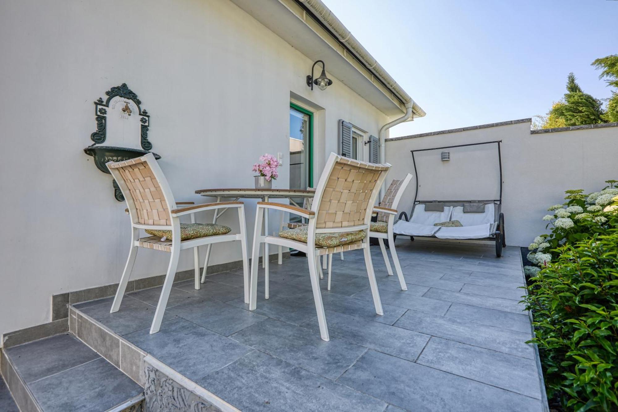 The Doors Boutique Apartments Mosonmagyaróvár Exteriör bild